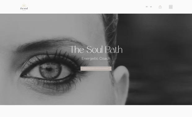 The Soul Path: Das Design ist bewusst schlicht und modern gehalten. Reduzierte Farben, klare Typografie und minimalistische Gestaltungselemente vermitteln Ruhe, Seriosität und Fokus. So entsteht ein zeitgemäßer Auftritt, der Professionalität ausstrahlt und den Kern der Arbeit als Seelencoach sichtbar macht.