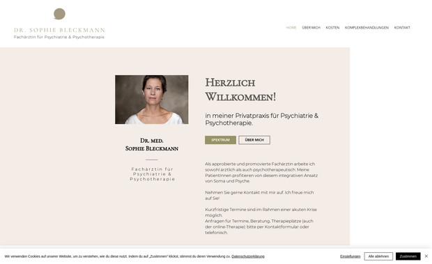 Praxis Bleckmann: Für die Praxis Bleckmann (Fachärztin für Psychiatrie & Psychotherapie) haben wir eine vertrauensvolle und seriöse Website gestaltet, die Patientinnen und Patienten einen klaren Überblick über das Leistungsangebot und die Praxisphilosophie bietet.
Das Design wurde bewusst schlicht und beruhigend gehalten, um eine einladende Atmosphäre zu schaffen und Hemmschwellen abzubauen. Mit einer klaren Struktur und leicht zugänglichen Informationen unterstützt die Website dabei, den ersten Kontakt zu erleichtern und Vertrauen aufzubauen.