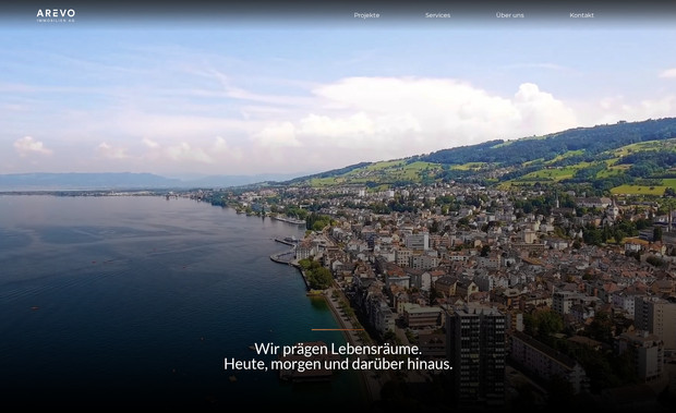 AREVO Immobilien AG – Immobilien: Vom Web, über Print bis zum Interior Design: Neuer Auftritt für AREVO. 

Die AREVO ist seit vielen Jahren als Immobilienentwicklerin in der ganzen Schweiz tätig. Mit Projekten von Neuchâtel über Bern bis Zürich und St. Gallen.

Gemeinsam haben wir den Markenauftritt von Grund auf erneuert.

Ein neues visuelles Erscheinungsbild, ein überarbeiteter Webauftritt, klare Printunterlagen und der Umbau der neuen Büroräumlichkeiten.

Jedes Detail im Interior Design wurde der neuen Grundidentität von AREVO angepasst. Für 100 % Konsistenz in der Marke.

Ziel war es, ein einheitliches Erlebnis zu schaffen:
Webseite besuchen, eine Visitenkarte in der Hand halten oder in die neuen Büros eintreten: AREVO soll immer gleich wirken: wertig, verlässlich und klar positioniert.