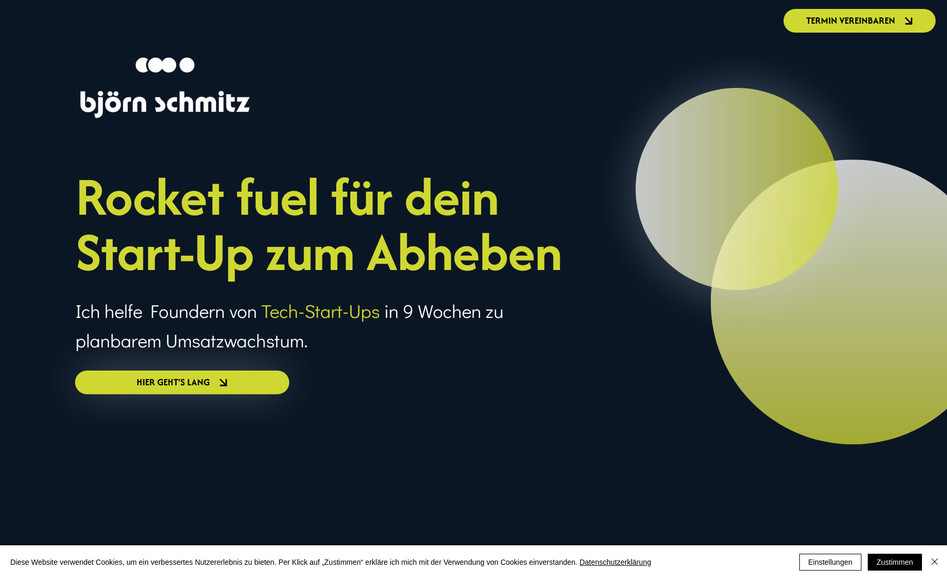 Björn Schmitz: Für dieses Projekt durften wir von Anfang an mitgestalten – und zwar so richtig von Grund auf! Gemeinsam mit dem Kunden haben wir ein stimmiges Brand Design entwickelt, das Persönlichkeit zeigt und professionell wirkt. Vom Logo über ein durchdachtes Farbkonzept bis hin zur passenden Typografie – alles wurde fein aufeinander abgestimmt, damit der erste Eindruck auch wirklich sitzt.

Darauf aufbauend haben wir die Website gestaltet und umgesetzt. Von der inhaltlichen Struktur bis zum technischen Aufbau lag alles in unserer Hand. Ziel war es, die Marke online erlebbar zu machen: klar, übersichtlich, authentisch und natürlich responsive – also optimiert für Desktop, Tablet und Smartphone.

So ist ein Markenauftritt entstanden, der nicht nur gut aussieht, sondern auch genau das ausstrahlt, was unser Kunde verkörpern möchte.