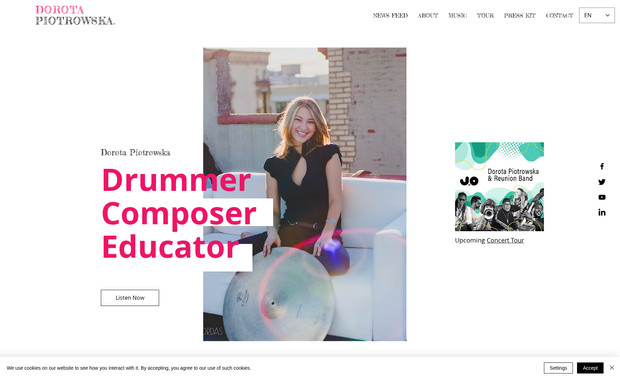 Dorota Piotrowska: Oto krótki opis moich zadań w projekcie dla strony Doroty Piotrowskiej:
1. Zaprojektowanie portfolio: Stworzenie atrakcyjnej i funkcjonalnej strony internetowej, która w pełni prezentuje umiejętności i osiągnięcia perkusistki jazzowej. Skupienie na wizualnym bogactwie oraz intuicyjnej nawigacji.

2. Dostosowanie wyglądu do wizji artystki: Ścisła współpraca z p. Dorotą, by dokładnie odzwierciedlić jej styl i preferencje. Aktywne reagowanie na jej sugestie i poszukiwanie unikalnego stylu, który wyróżnia stronę.

3. Konsultacje marketingowe i doradztwo: Analiza potrzeb artystki i dostarczanie wartościowych wskazówek dotyczących tego, jak strona może stać się skutecznym narzędziem marketingowym. Skupienie na budowaniu relacji, zebraniu społeczności oraz marketingu opartym na historii, aby strona była dynamicznym elementem komunikacji artystki z fanami.