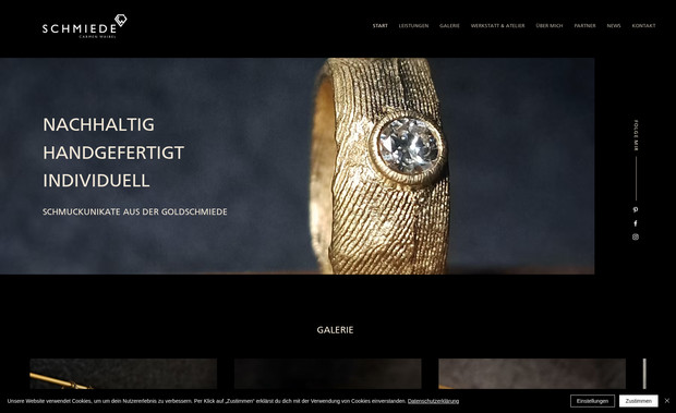 SCHMIEDE Carmen Waibel: Ein elegantes und modernes Webdesign für ein besonderes Schmuckatelier auf höchstem Niveau konzipiert. Der Glanz der Schmiede steht für nachhaltigen, handgefertigten und individuellen Schmuck und spiegelt den Charakter der Webseite wieder. Die klaren Linien, bewegenden Elemente und sorgfältig ausgewählten Bilder schaffen eine einzigartige Atmosphäre. In jedem einzelnen Schmuckunikat steckt viel Liebe zum Detail und lässt Nachhaltigkeit und Design verschmelzen.