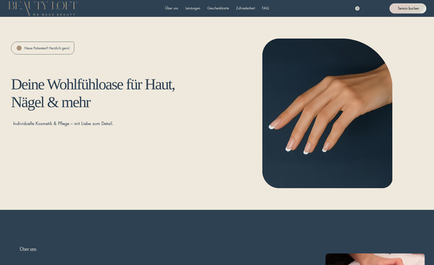 Beauty Loft Kassel: Seit über 20 Jahren ist das Beauty Loft Kassel am Königstor 50 eine feste Adresse für alle, die sich und ihrer Haut etwas Gutes tun wollen. Hinter dem Studio steht Elena – mit Leidenschaft, Erfahrung und dem Blick für das Besondere. Jede Behandlung ist individuell auf dich abgestimmt, ob klassische Kosmetik, apparative Anwendungen, Nagel- und Fußpflege, Sugaring, Waxing oder Wimpern- & Augenbrauen-Styling.