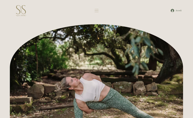 Sofia Yoga: Sofia Yoga è un progetto digitale sviluppato per uno studio di yoga e pilates con l’obiettivo di trasmettere equilibrio, professionalità e benessere attraverso un’identità visiva pulita ed elegante.

Il sito è stato progettato su Wix Studio con un approccio strategico orientato alla chiarezza dei servizi e alla conversione delle richieste.

Il lavoro ha incluso:

• Definizione dell’identità visiva e della palette colori
• Struttura UX semplice e intuitiva
• Creazione e organizzazione delle pagine servizi
• Copywriting orientato alla fiducia e alla connessione emotiva
• Ottimizzazione SEO locale
• Integrazione moduli di contatto e gestione richieste
• Ottimizzazione responsive per mobile e tablet

Il design minimal valorizza le immagini e comunica serenità, professionalità e coerenza con il mondo yoga.

Il progetto unisce estetica e funzionalità per offrire un’esperienza fluida e rassicurante agli utenti, facilitando la prenotazione dei corsi e il contatto diretto con lo studio.