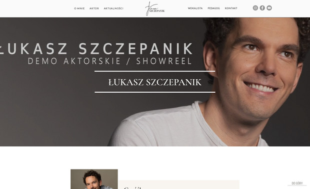 Łukasz Szczepanik: W ramach projektu dla strony internetowej Łukasza Szczepanika wykonałem następujące zadania:

1. Zaprojektowanie bogatego portfolio: Stworzyłem sekcję, która umożliwia p. Łukaszowi dzielenie się swoją historią zawodową jako śpiewający aktor teatralny i telewizyjny, manager kultury oraz pedagog. Zadbałem o to, aby strona odzwierciedlała jego pasję do sztuki oraz inspirowała odwiedzających.

2. Wygląd zgodny z wizją aktora: Kluczowym aspektem było dopasowanie estetyki strony do osobowości i wizji p. Łukasza. Dzięki stałej współpracy i otwartej komunikacji udało się stworzyć design, który idealnie odzwierciedla jego artystyczny charakter.

3. Konsultacje marketingowe i doradztwo: Doradzałem w kwestii wykorzystania strony internetowej jako skutecznego narzędzia marketingowego. Skupiłem się na budowaniu relacji, zbieraniu społeczności oraz utrzymaniu stałej komunikacji poprzez storytelling. Zaproponowałem założenie bloga, na którym p. Łukasz mógłby regularnie dzielić się informacjami z życia zawodowego, wzmacniając tym samym więź z odbiorcami.

Projekt nie tylko spełniał oczekiwania artystyczne, ale także wspierał długoterminowe cele marketingowe.